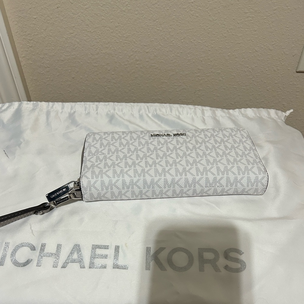 Michael Kors White/Taupe Monogram Tote with Matching Wallet - Picture 10 of 16